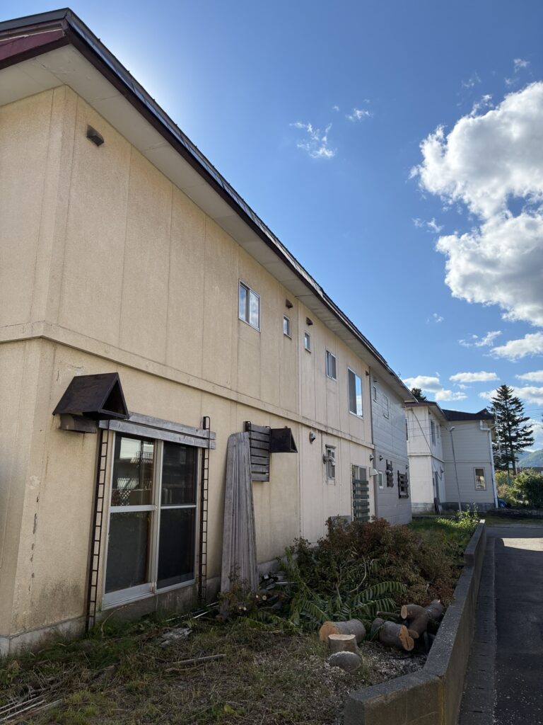 札幌市南区の住宅そばで大きな庭木を伐採した後の様子。切った枝や幹が地面に置かれている