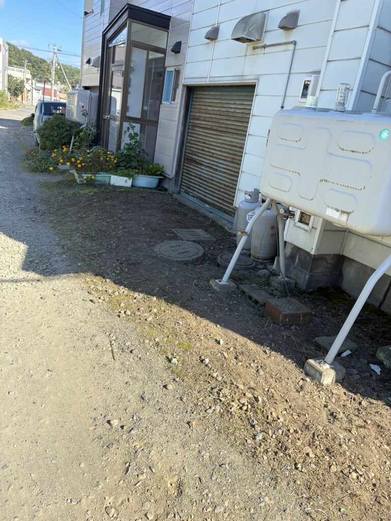 札幌市南区の建物まわりの草刈り・草むしり作業後。壁際の雑草を除去してきれいになった様子